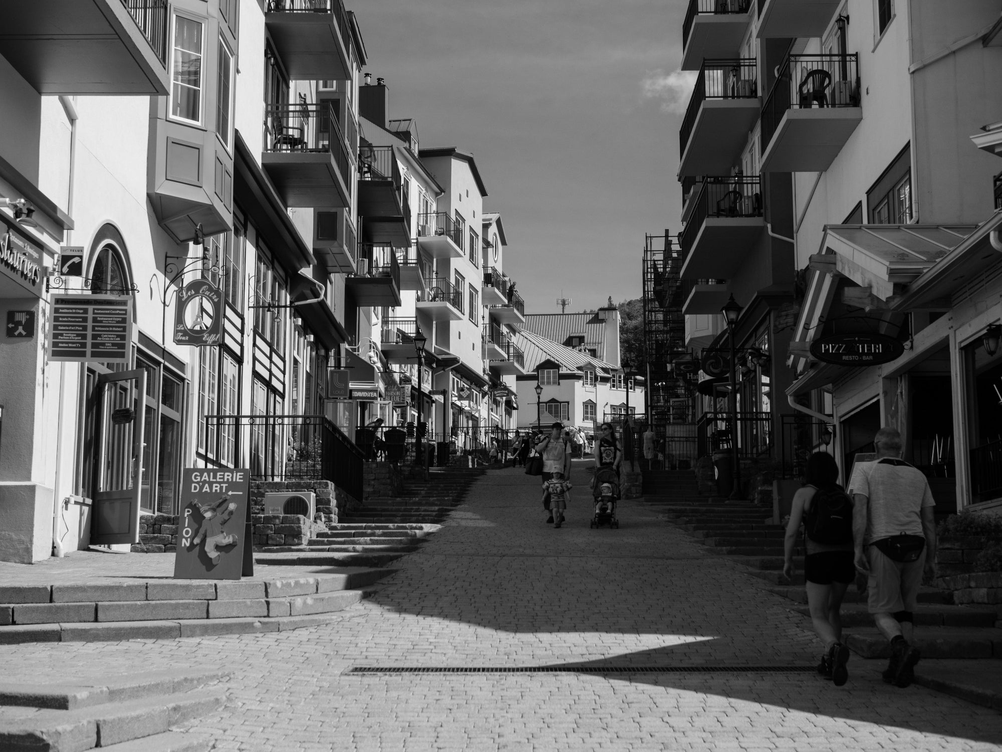 antipode-vacation-town-stroll